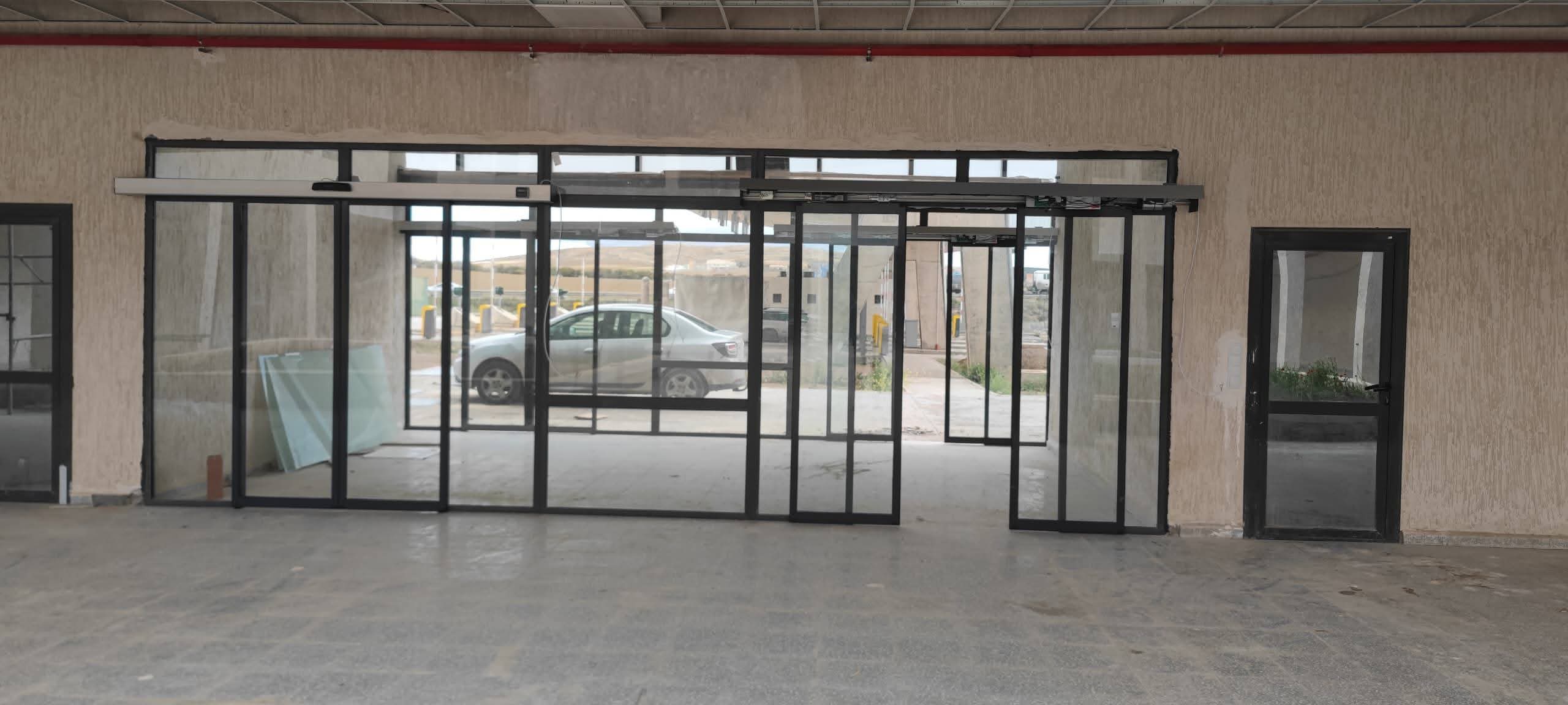 Porte automatique coulissante aluminium et verre pour entrée commerciale