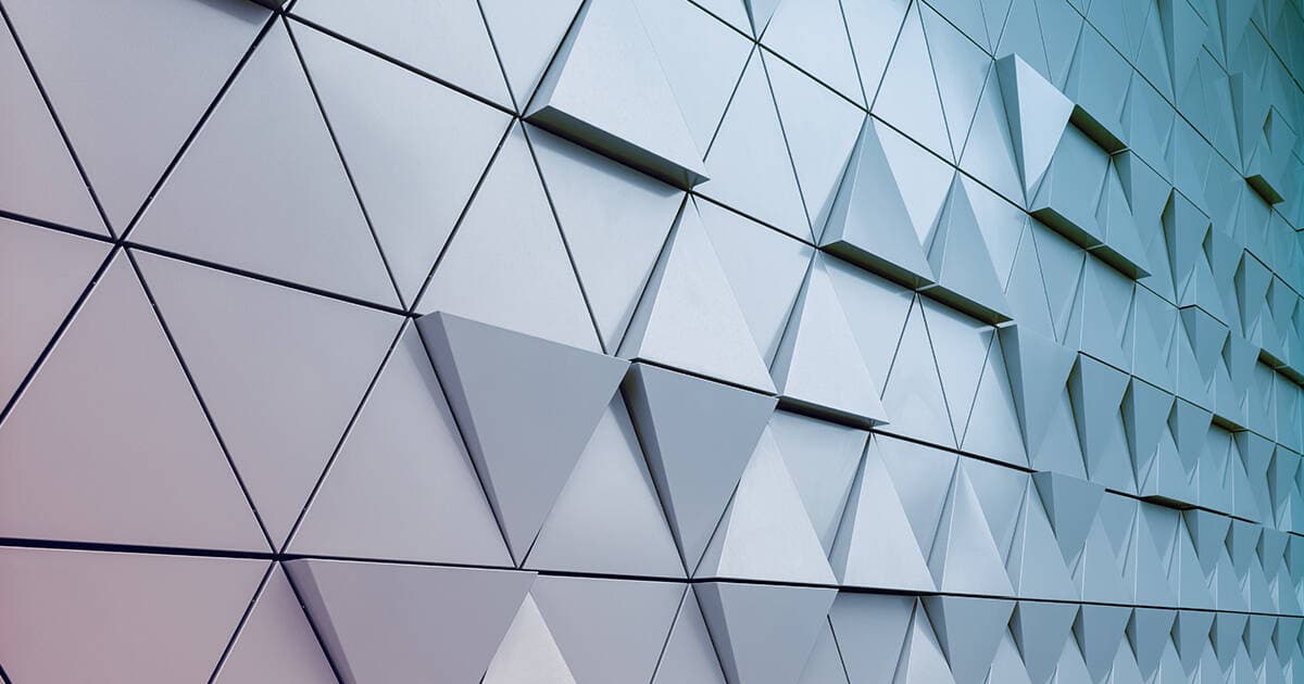 Gros plan sur un habillage de façade en panneaux composites aluminium ALUCOBOND, motif triangulaire architectural