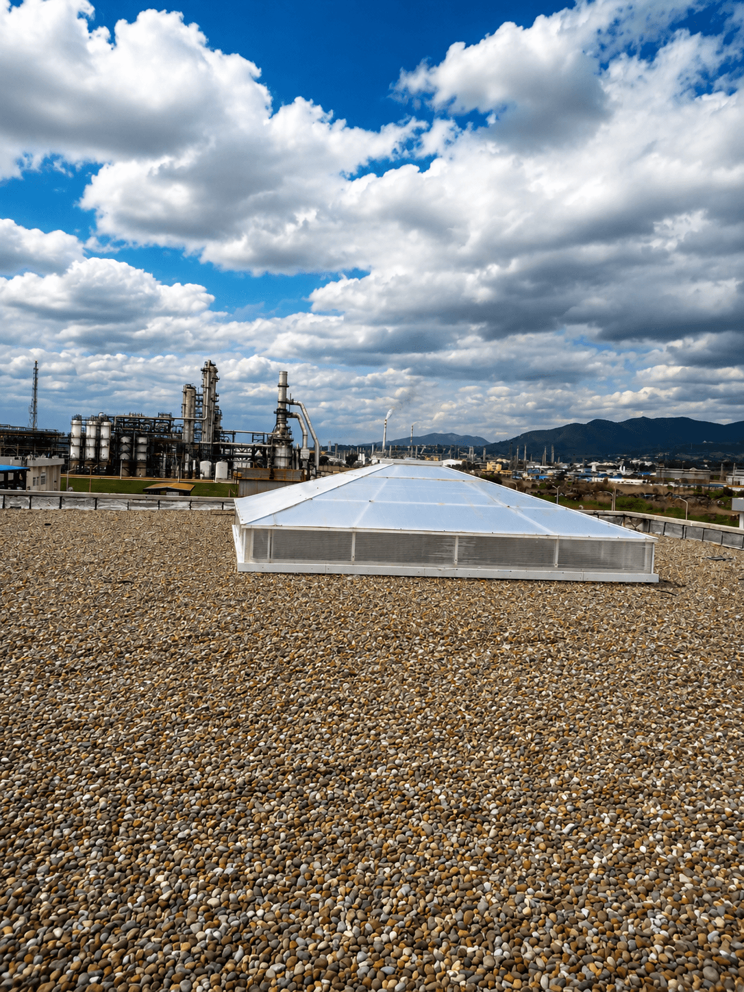 Verrière de toiture aluminium vue depuis l'extérieur, structure pyramidale avec panneaux translucides