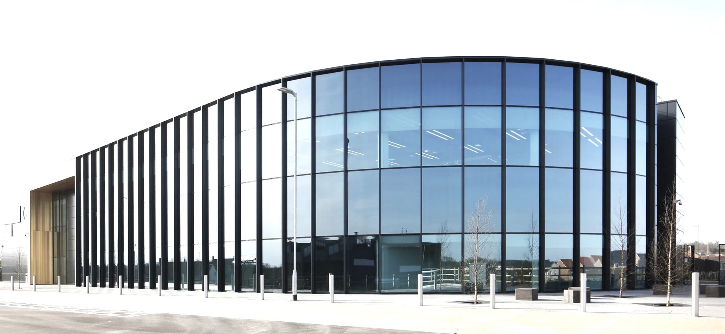 Mur-rideau aluminium et façade vitrée continue sur bâtiment moderne