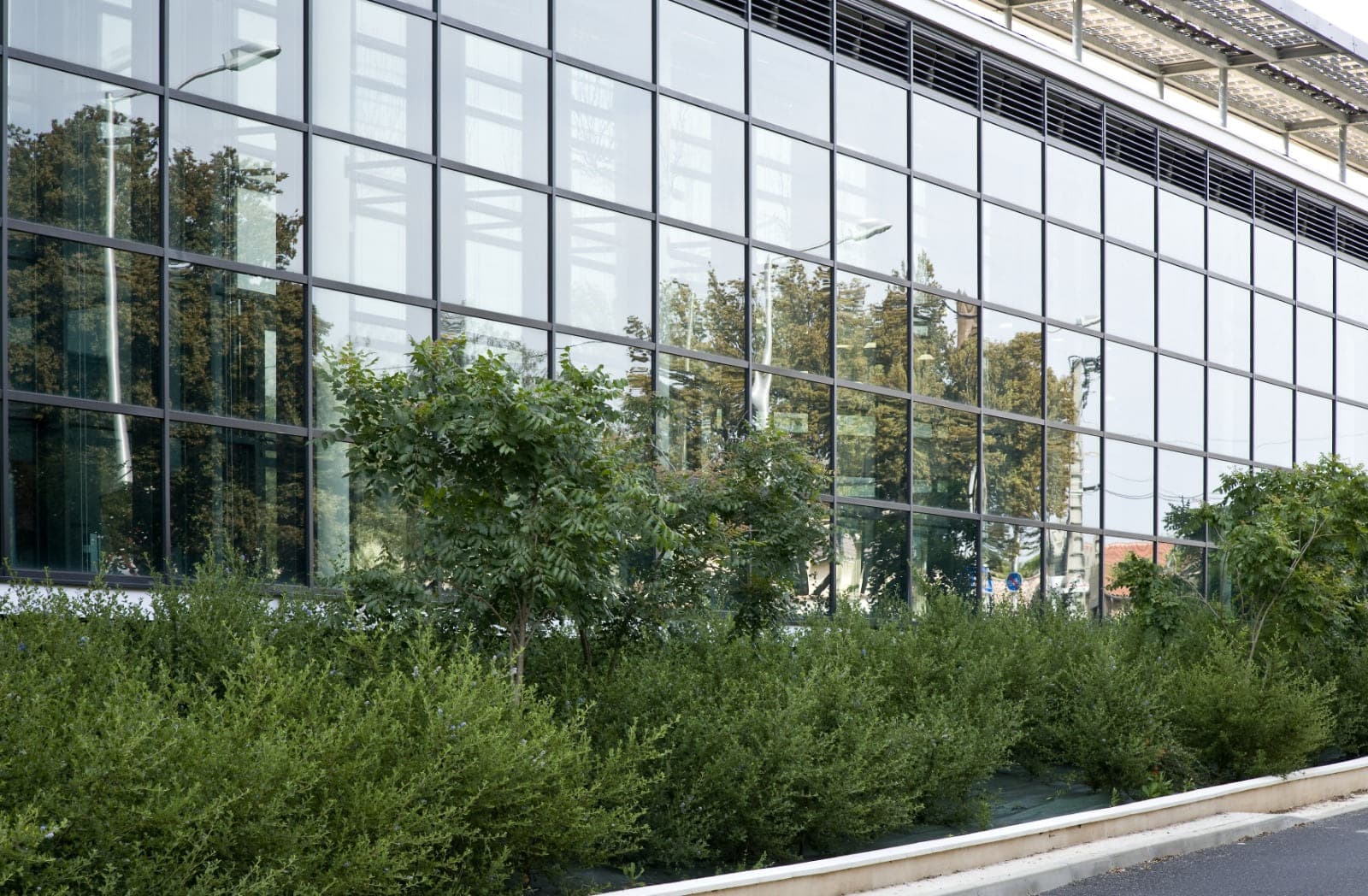 Enveloppe vitrée et parement de façade ventilée, intégration paysagère du bâtiment